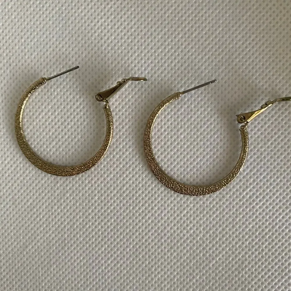 Vintage 80s/90s Gold Tone Hoop Earrings Textured Glitter Finish 1in Latch Back